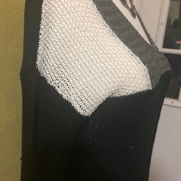New Woman’s Marbel White/Gray/Black Sweater NWT - Picture 4 of 13